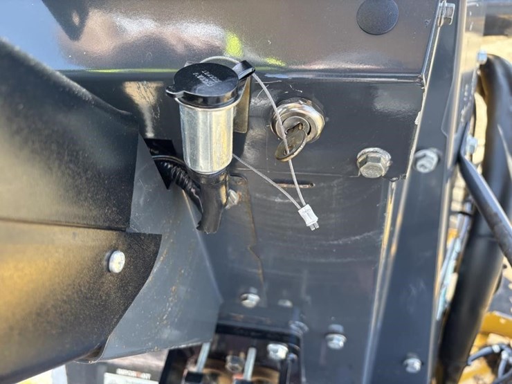 2019-deere-210l-image-36