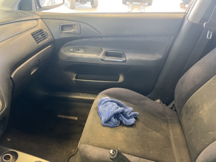 2004-mitsubishi-lancer-sdn-image-18