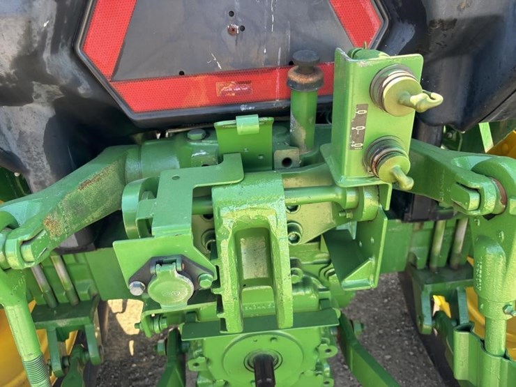 2018-john-deere-5075e-image-11