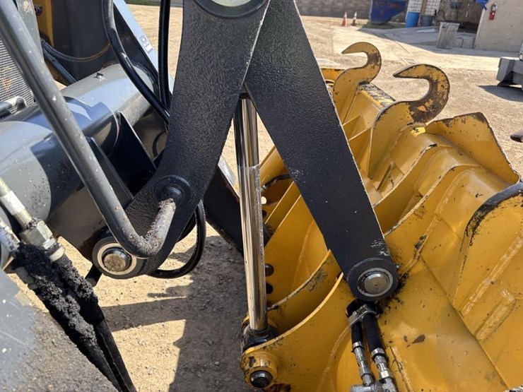 2019-deere-210l-image-14