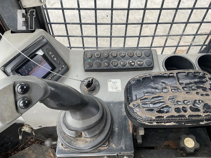 2015-caterpillar-573c-image-12
