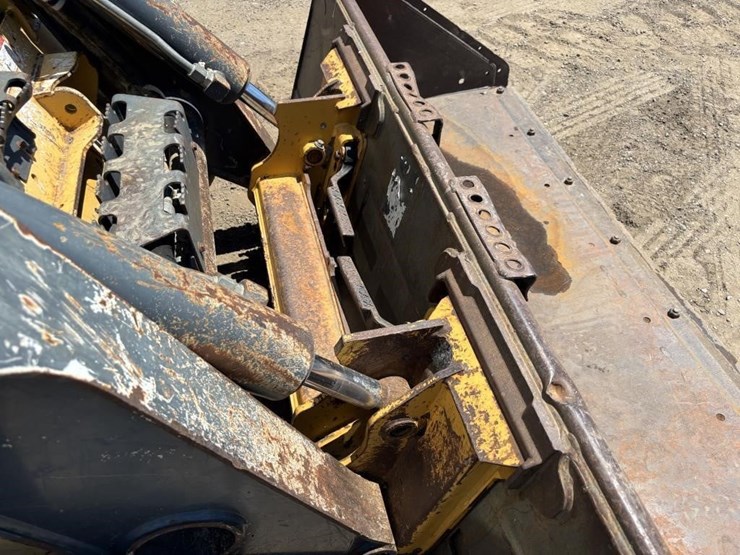 2015-deere-333e-image-11