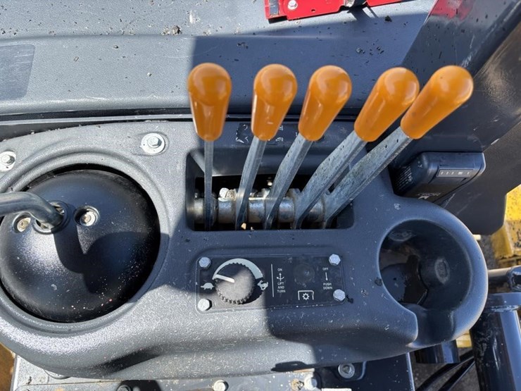 2021-deere-210l-image-36