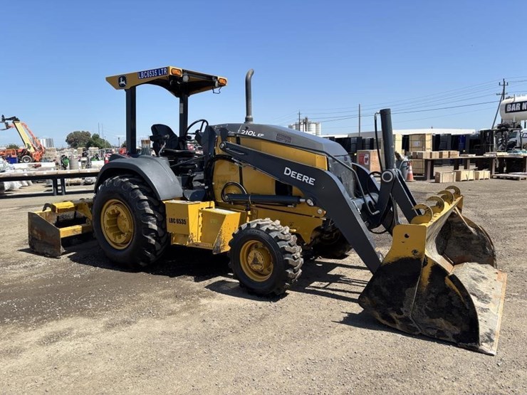 2021-deere-210l-image-2