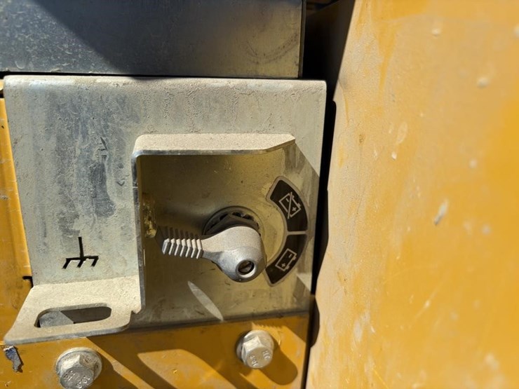 2020-deere-410l-image-34