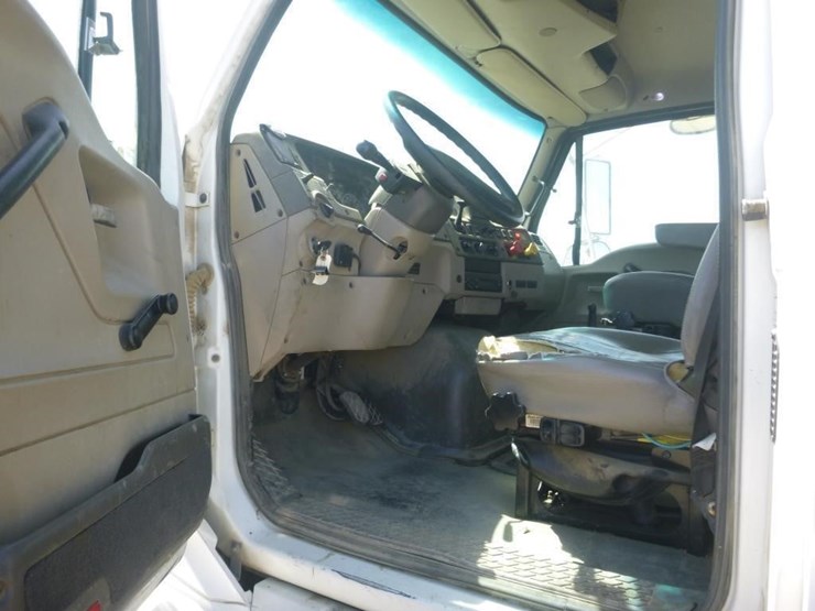 2009-sterling-lt9500-image-12