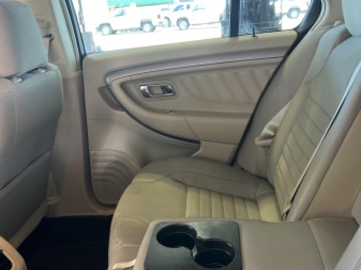 2013-ford-taurus-se-sdn-image-21