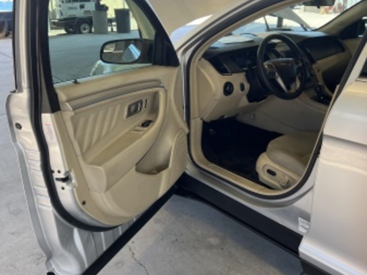 2013-ford-taurus-se-sdn-image-20