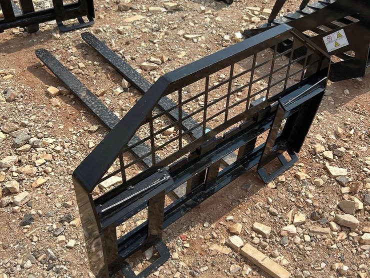 future-skid-steer-fork-attachment-image-2