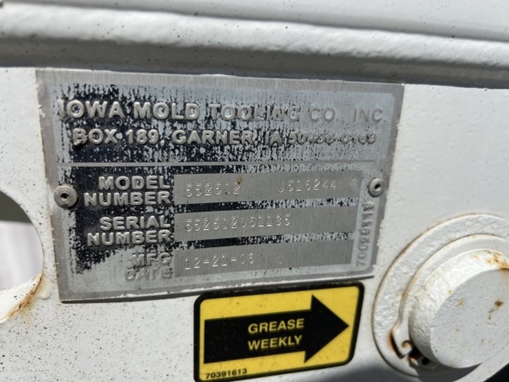 2011-peterbilt-337-image-12