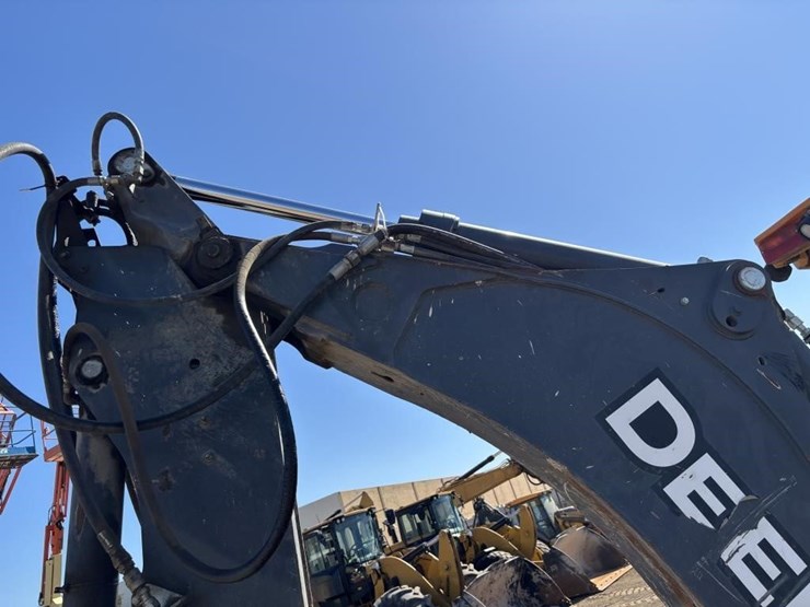 2020-deere-410l-image-22