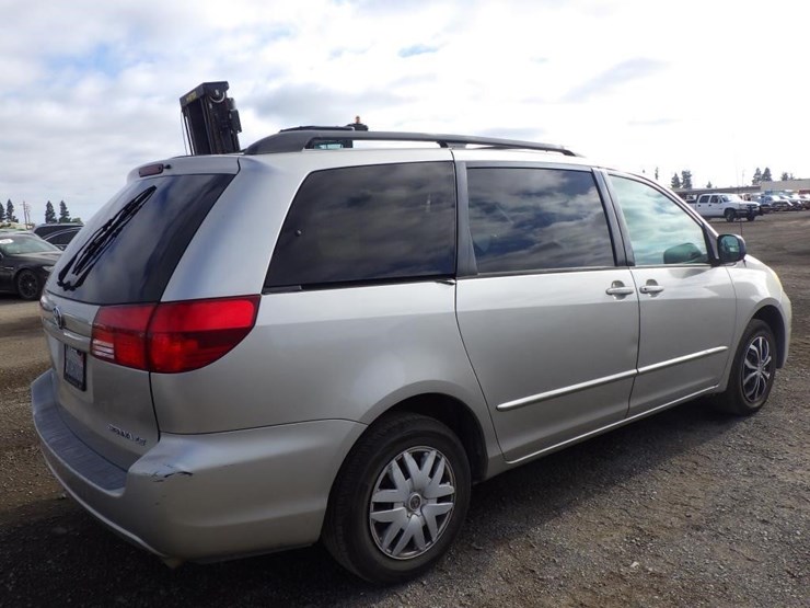 2005-toyota-sienna-image-3