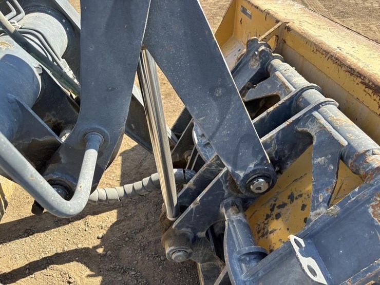 2020-deere-410l-image-14