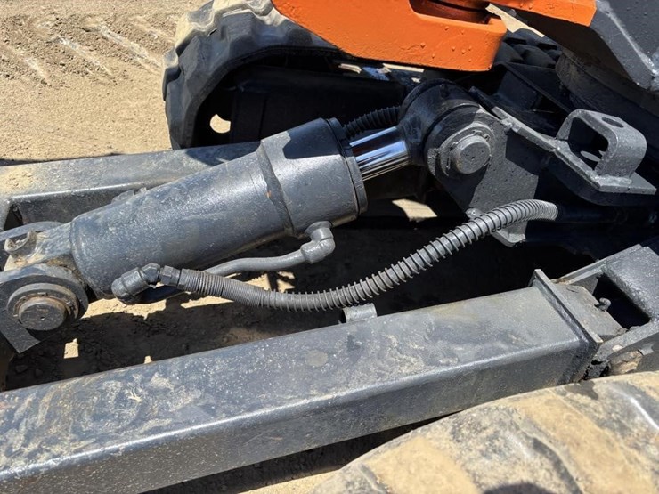 takeuchi-tb2507-hydraulic-excavator-image-17