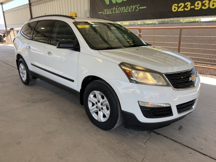 2016-chevrolet-traverse-ls-image-2