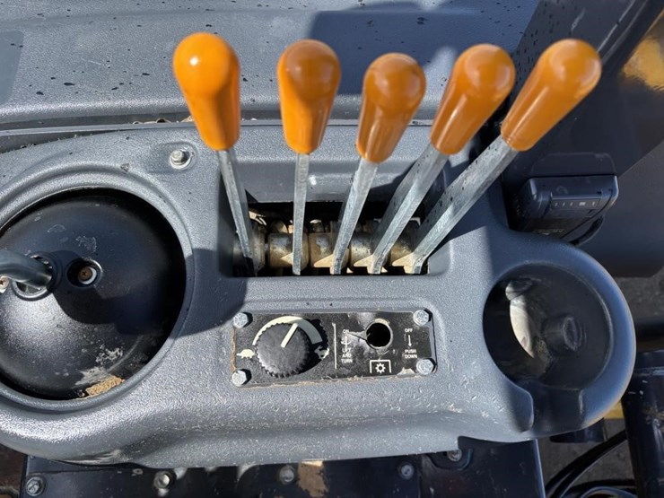 2019-deere-210l-image-38