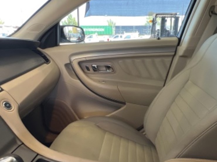 2013-ford-taurus-se-sdn-image-18