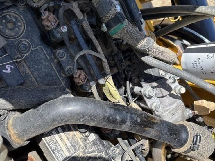 2021-deere-210l-image-42