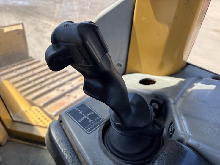 2006-caterpillar-d6n-image-30