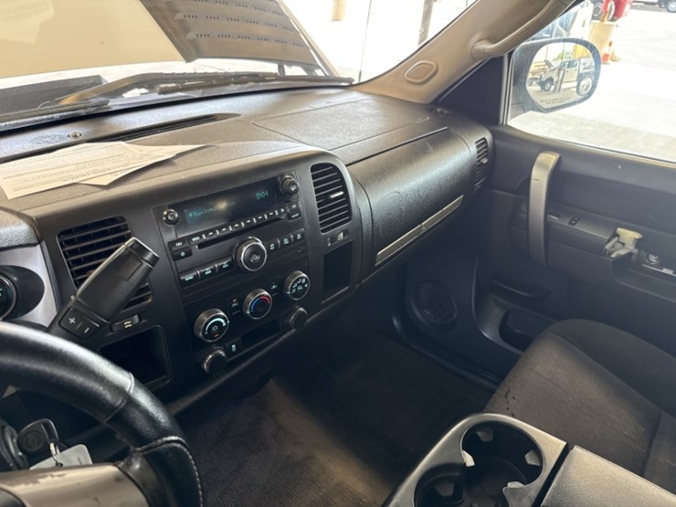 2013-chevrolet-silverado-2500hd-image-19