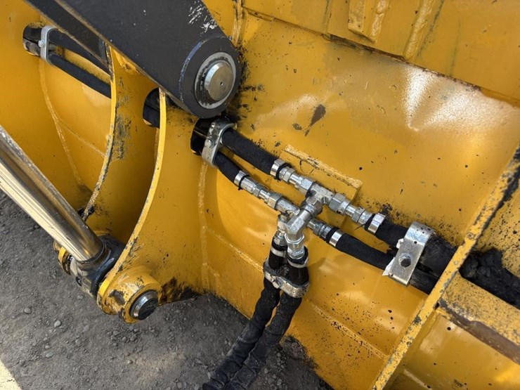2019-deere-210l-image-12