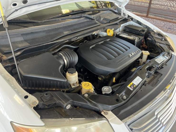 2014-chrysler-town-&-country-image-12