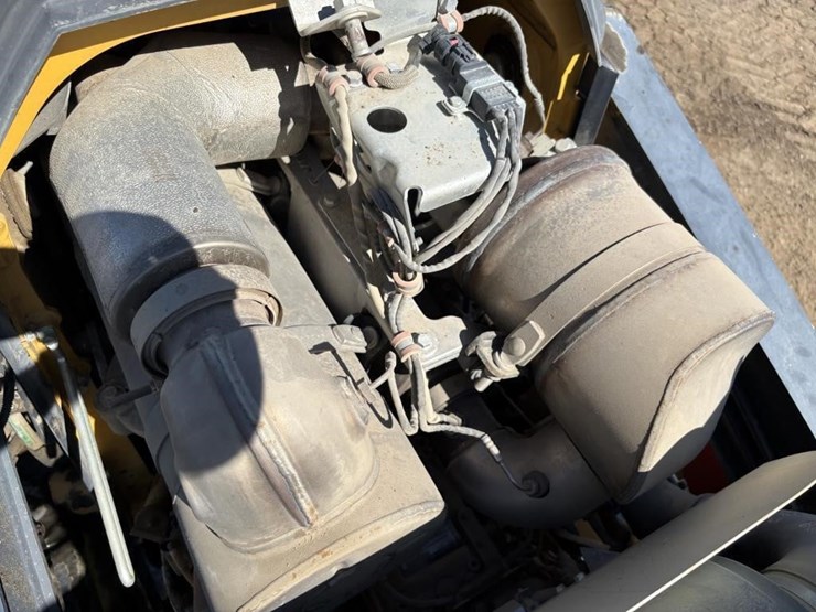 2020-deere-410l-image-54