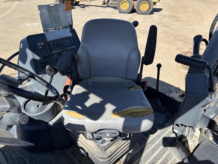 2020-deere-410l-image-36