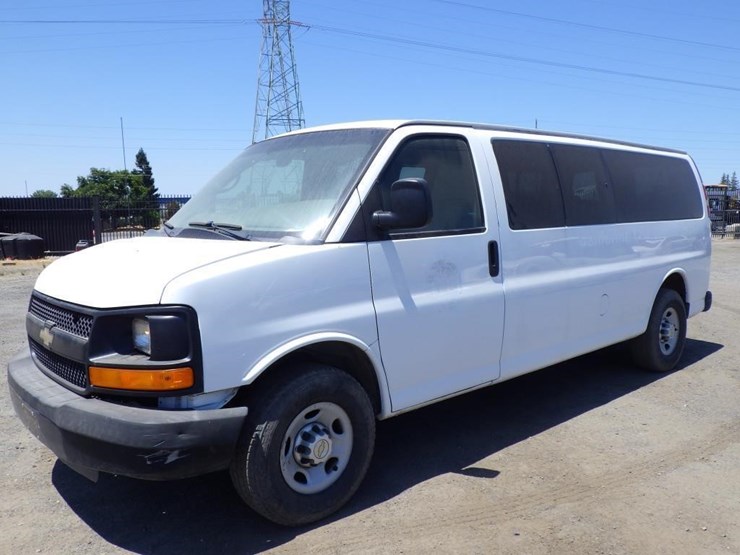 2013-chevrolet-express-3500-image-2