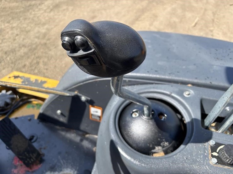 2019-deere-210l-image-37