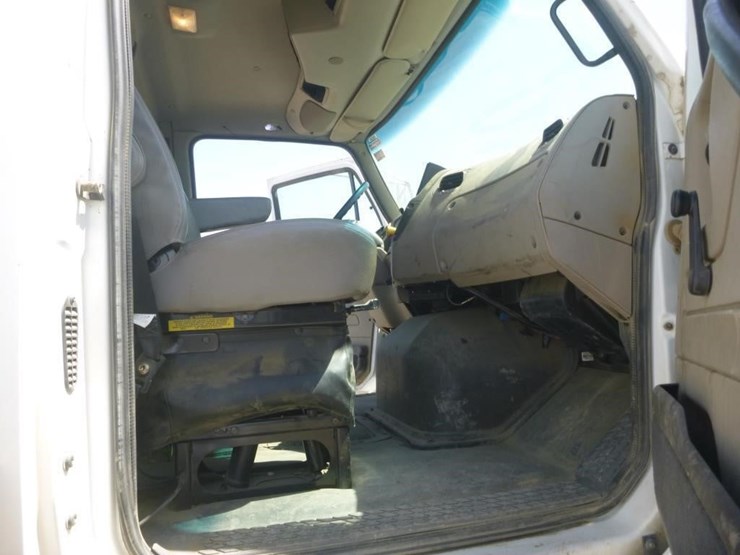 2009-sterling-lt9500-image-14
