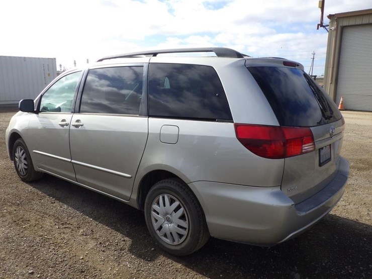 2005-toyota-sienna-image-4