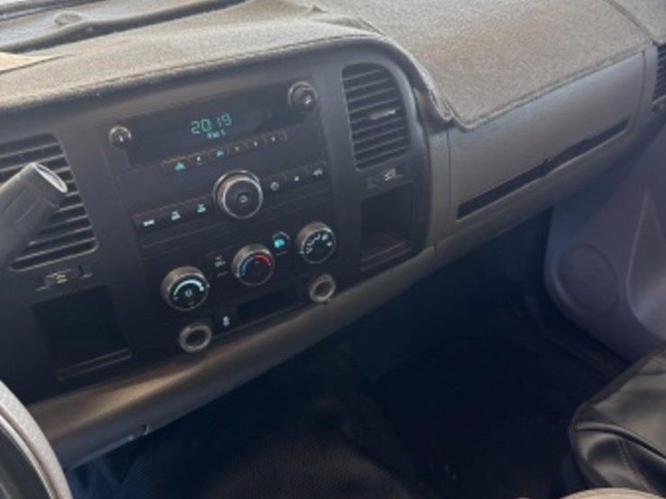 2011-chevrolet-silverado-1500-image-23