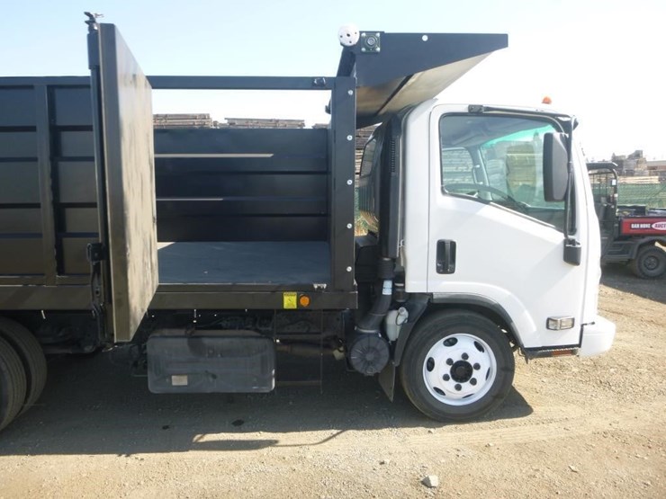 2017-isuzu-nqr-image-12