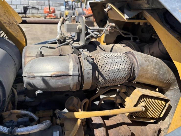 2014-deere-210k-image-61