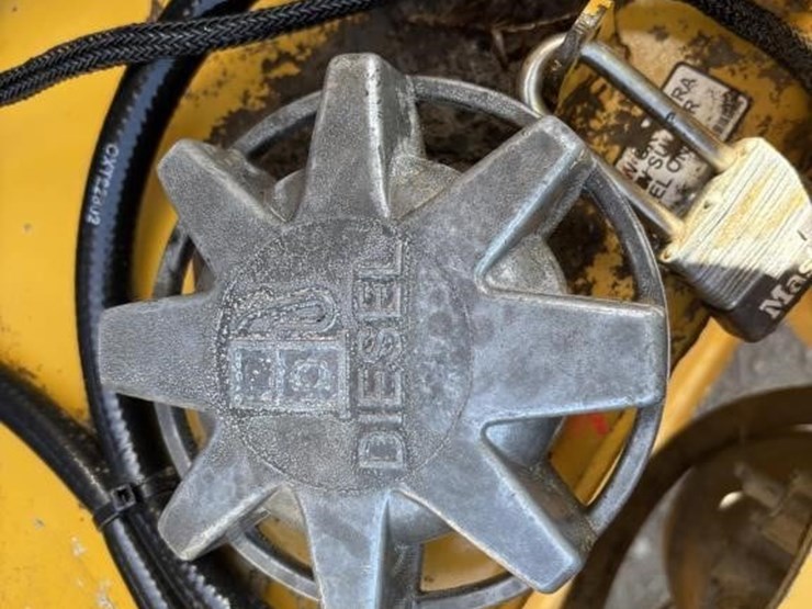 2019-deere-210l-image-48