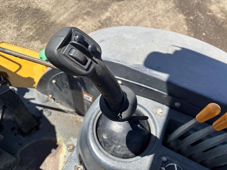 2014-deere-210k-image-38