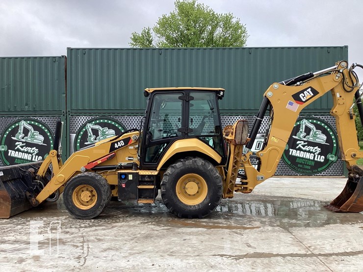 2019-caterpillar-440-image-1