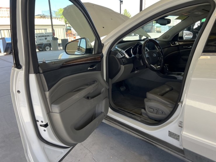 2010-cadillac-srx-image-21