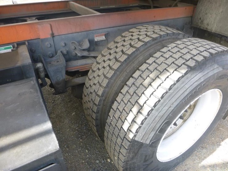 2001-freightliner-fl70-image-21