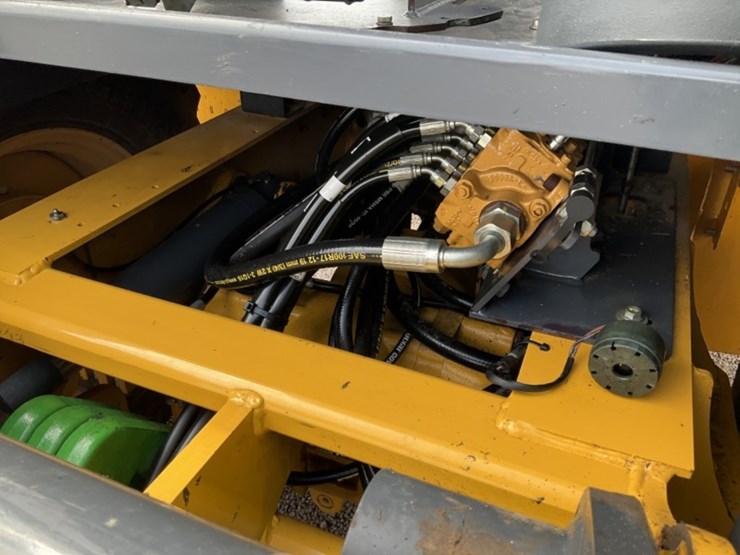 2016-deere-210l-image-13