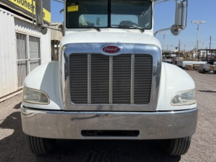 2011-peterbilt-337-image-4