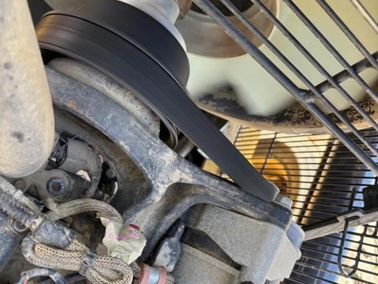 2021-deere-210l-image-44