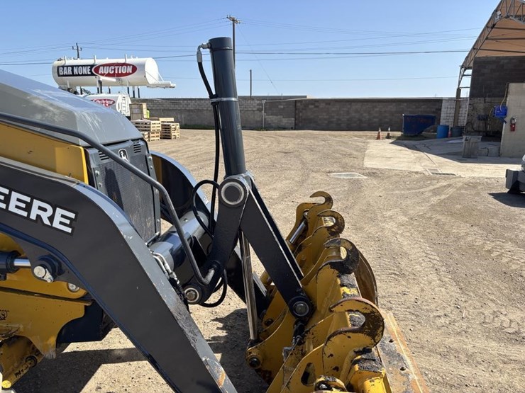 2019-deere-210l-image-15