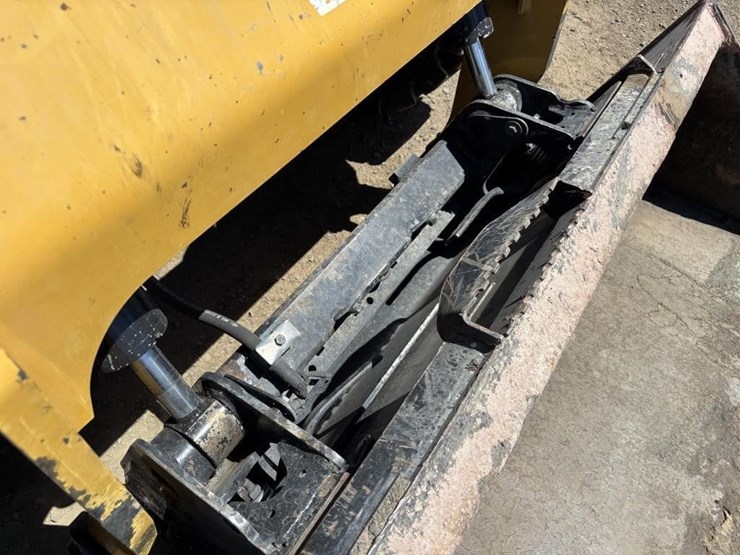 2018-caterpillar-262d-image-11