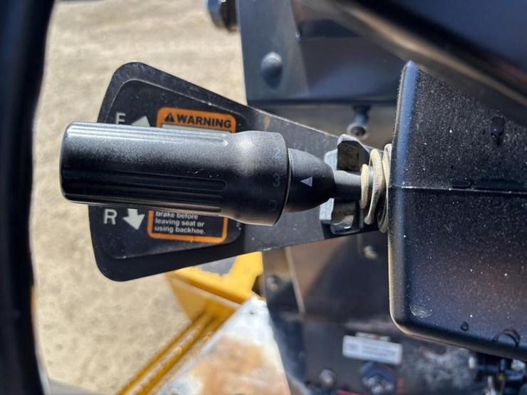 2019-deere-210l-image-32