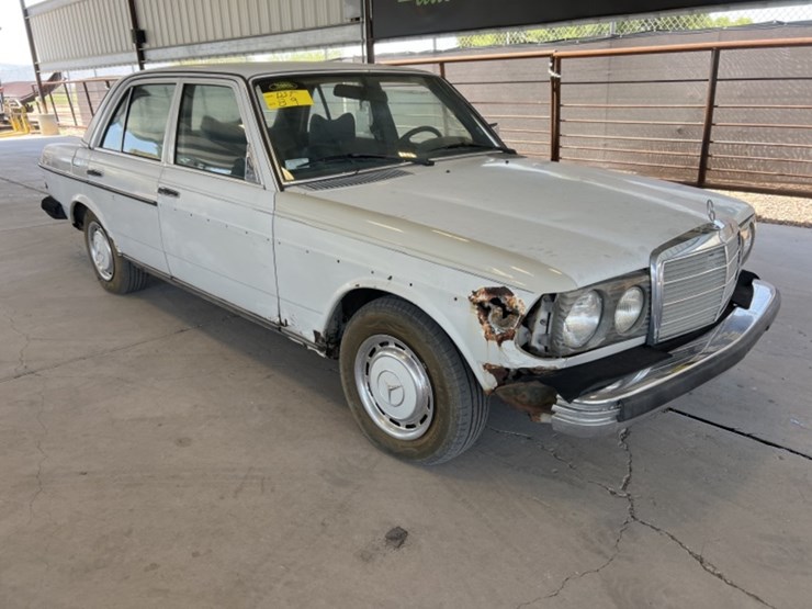 1978-mercedes-300d-sdn-image-2