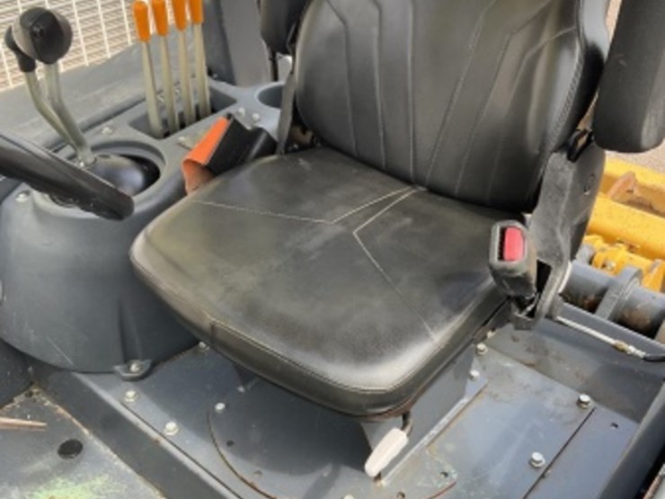 2016-deere-210l-image-22
