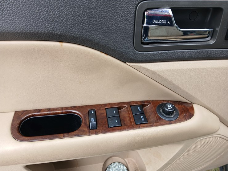 #20656-•-2012-ford-fusion-passenger-car-image-21