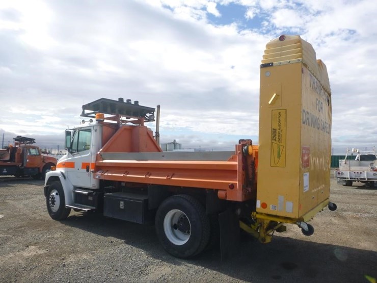 2001-freightliner-fl70-image-4